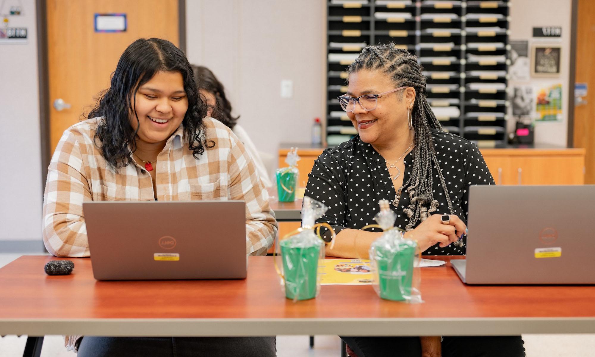 student meeting with an advisor during advising week